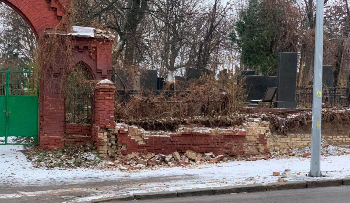 На Байковому кладовищі демонтують історичну огорожу: фото