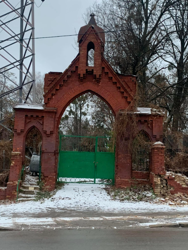 На Байковому кладовищі розбирають історичну огорожу з червоної цегли