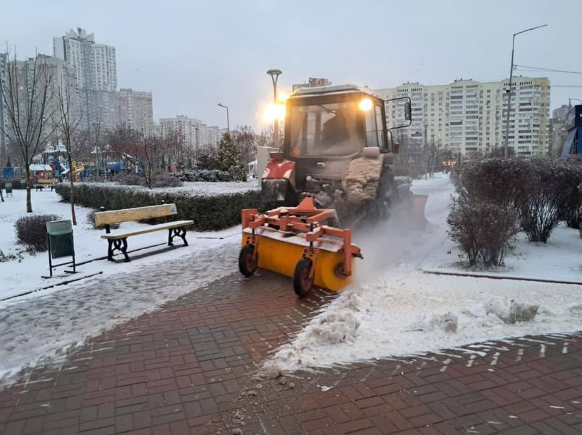 Сніг в Києві 10 грудня: на вулиці виведено 233 одиниці спецтехніки