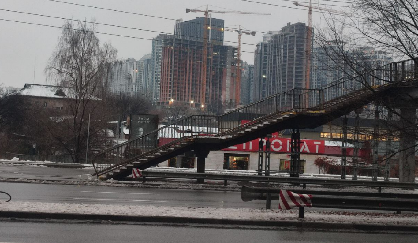 У Києві на вулиці Саперно-Слобідській знову відкрили надземний перехід біля станції міської електрички Київ Деміївський