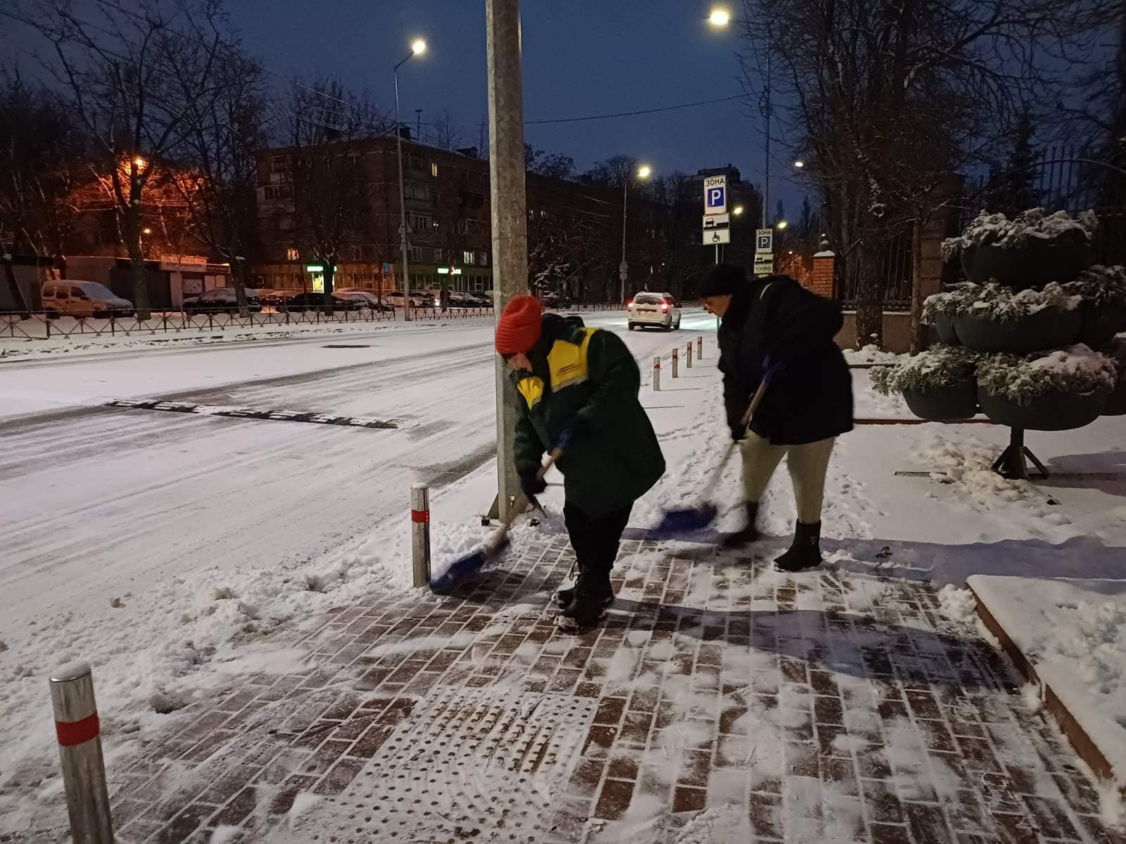 Протиожеледна обробка доріг у Києві 12 грудня 2024 року: скільки задіяли техніки