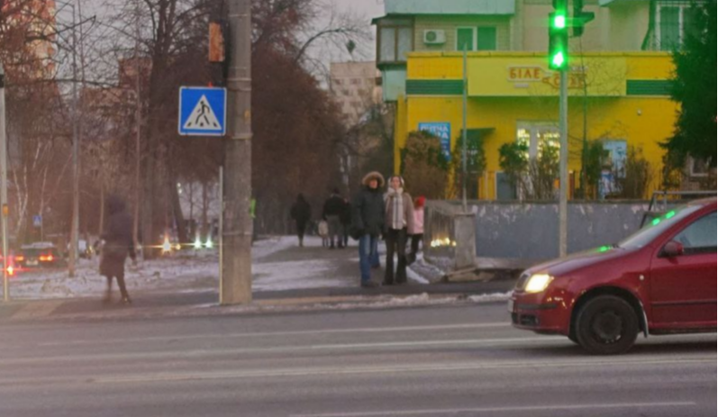 Новий наземний пішохідний перехід з кнопкою з'явився на перехресті вулиць Олекси Тихого та Вадима Гетьмана.