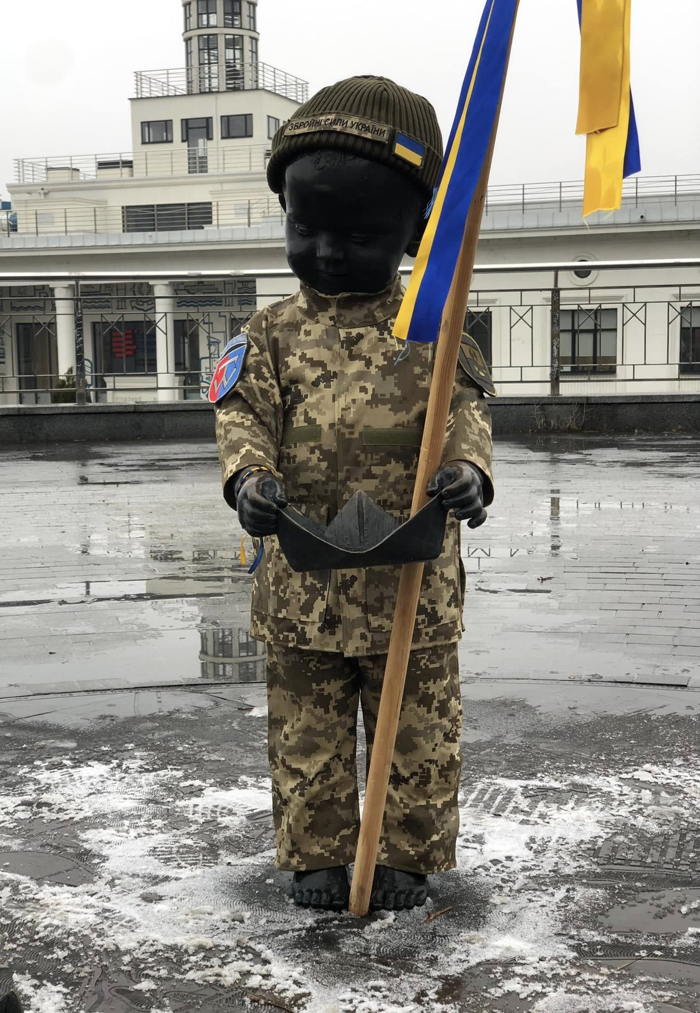 Скульптури малюків-засновників Києва переодягнули до Різдва та Нового року: фото