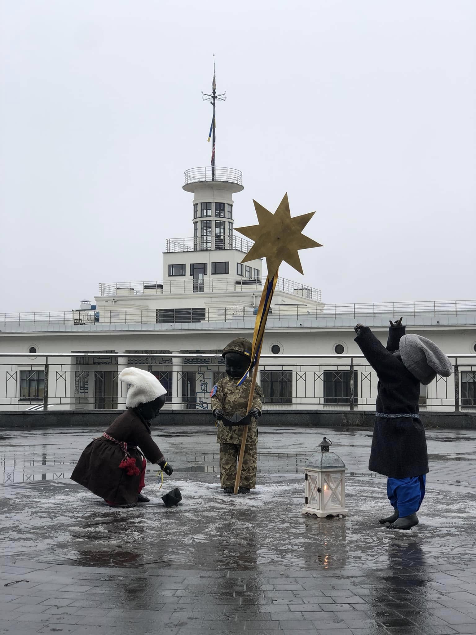 Скульптури малюків-засновників Києва переодягнули до Різдва та Нового року: фото