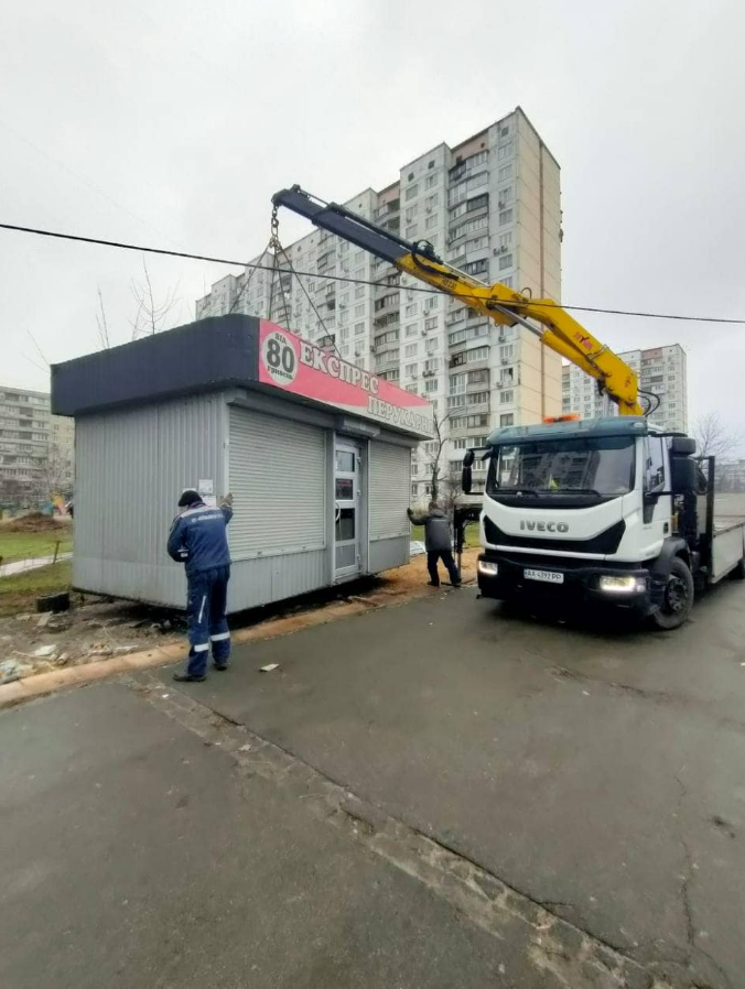 На Оболоні під час демонтажу МАФів знайшли їжаків: фото