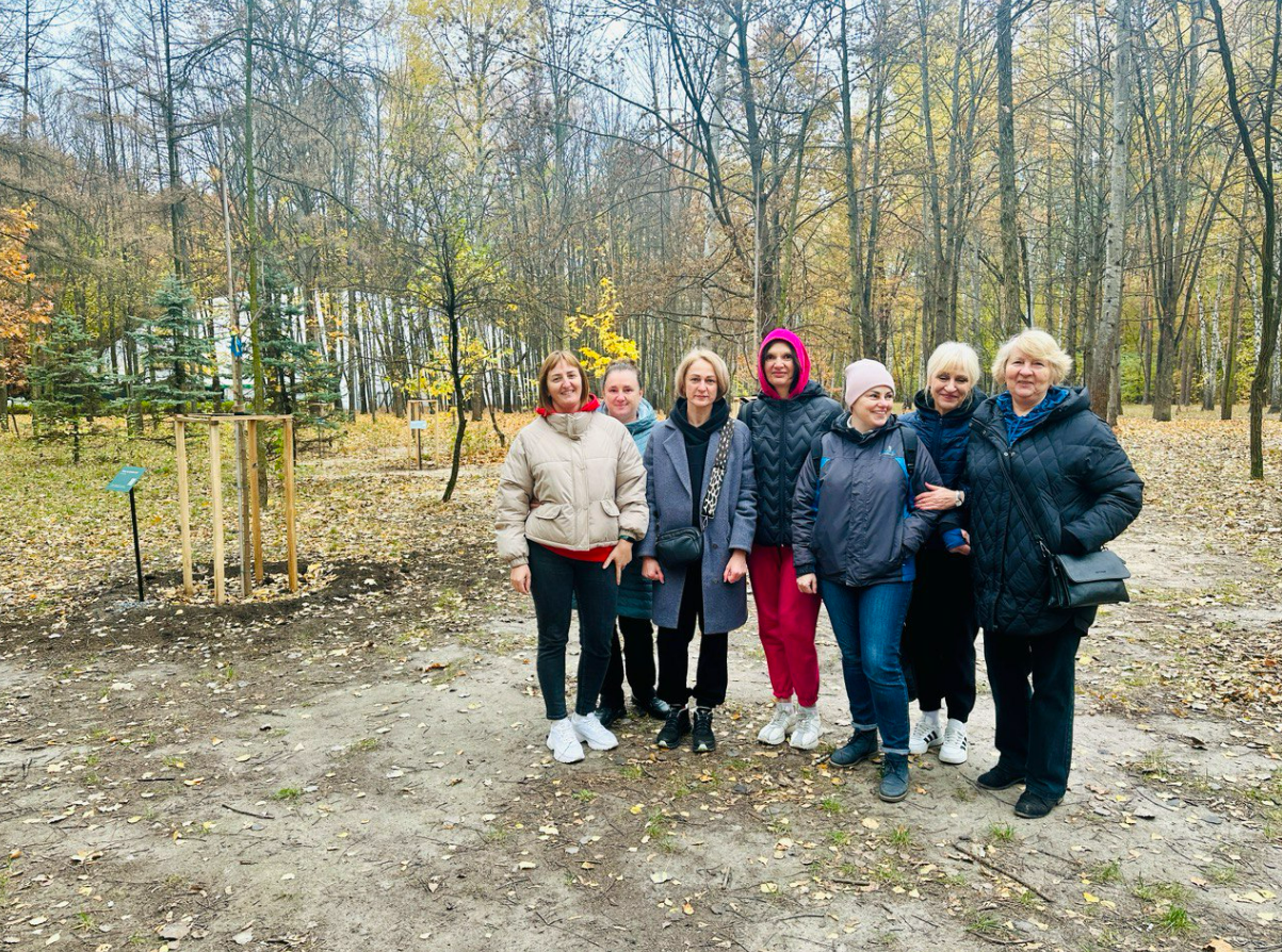 У Києві в парку "Совки" дружини полеглих воїнів посадили клени у пам'ять про коханих.