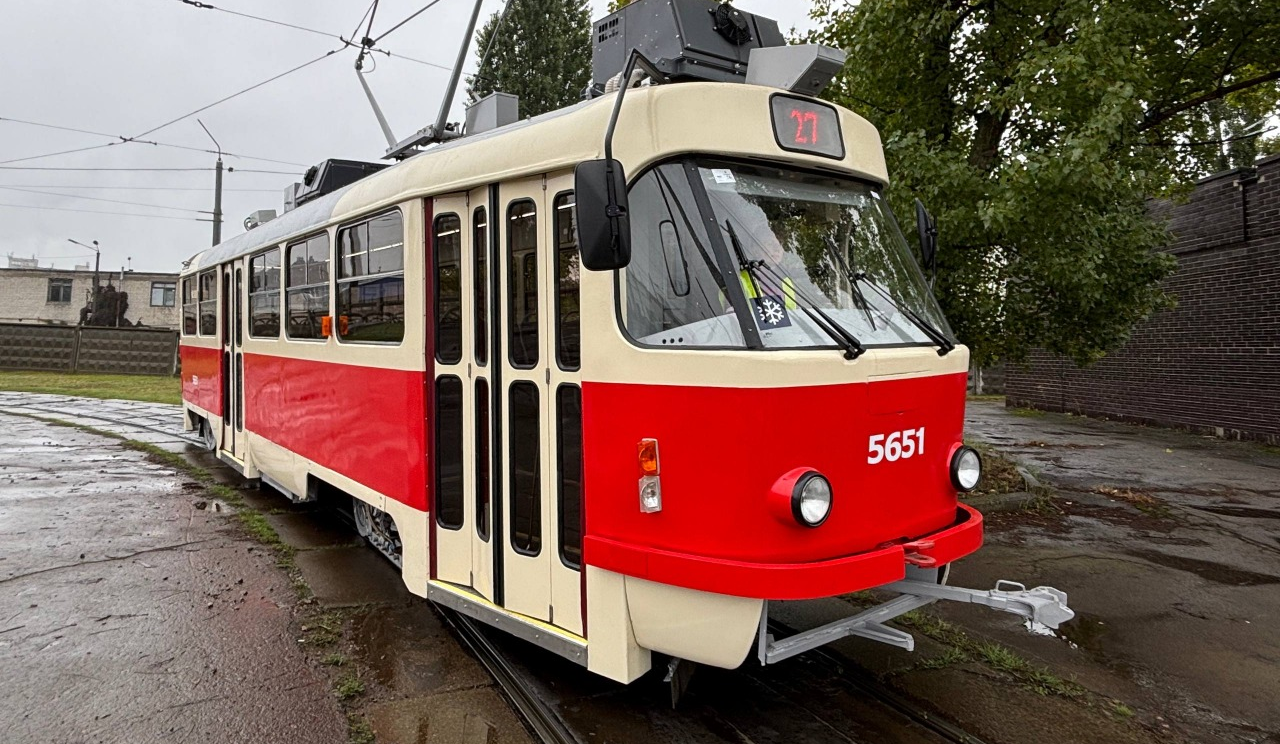 Низка міських трамваїв змінить маршрути через ремонт колій: схеми руху