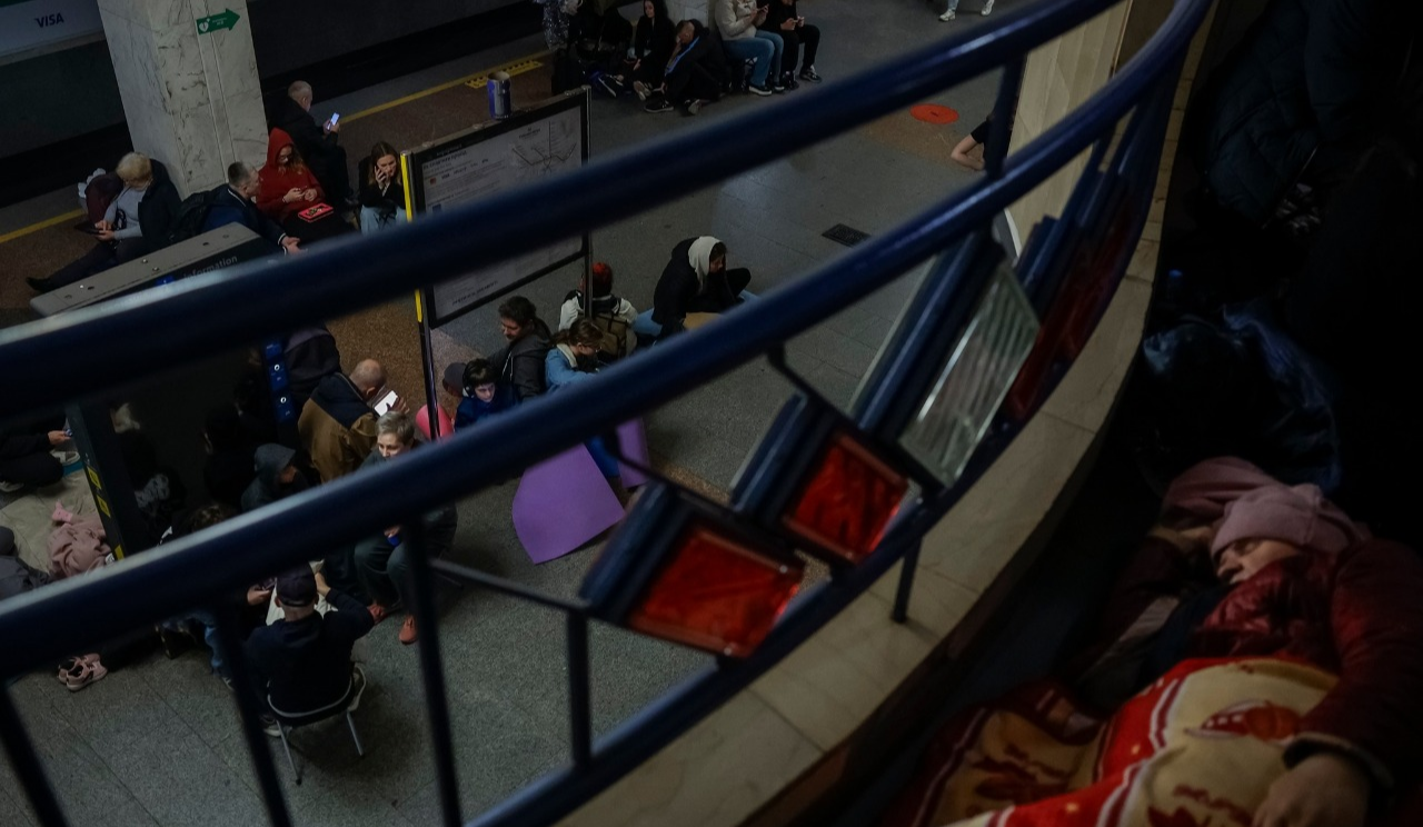 Укриття з комфортом: киянам надали поради перебування в метро під час обстрілів