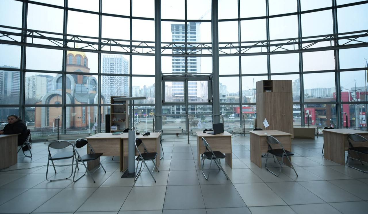 На залізничному вокзалі "Південний" запрацював транзитний центр для ВПО: деталі