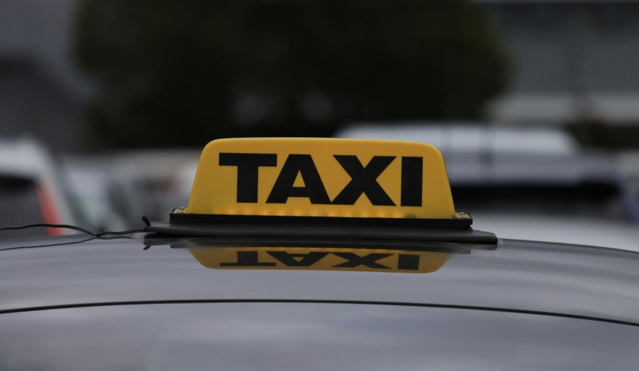 У Києві можуть дозволити роботу таксі у комендантську годину: що відомо