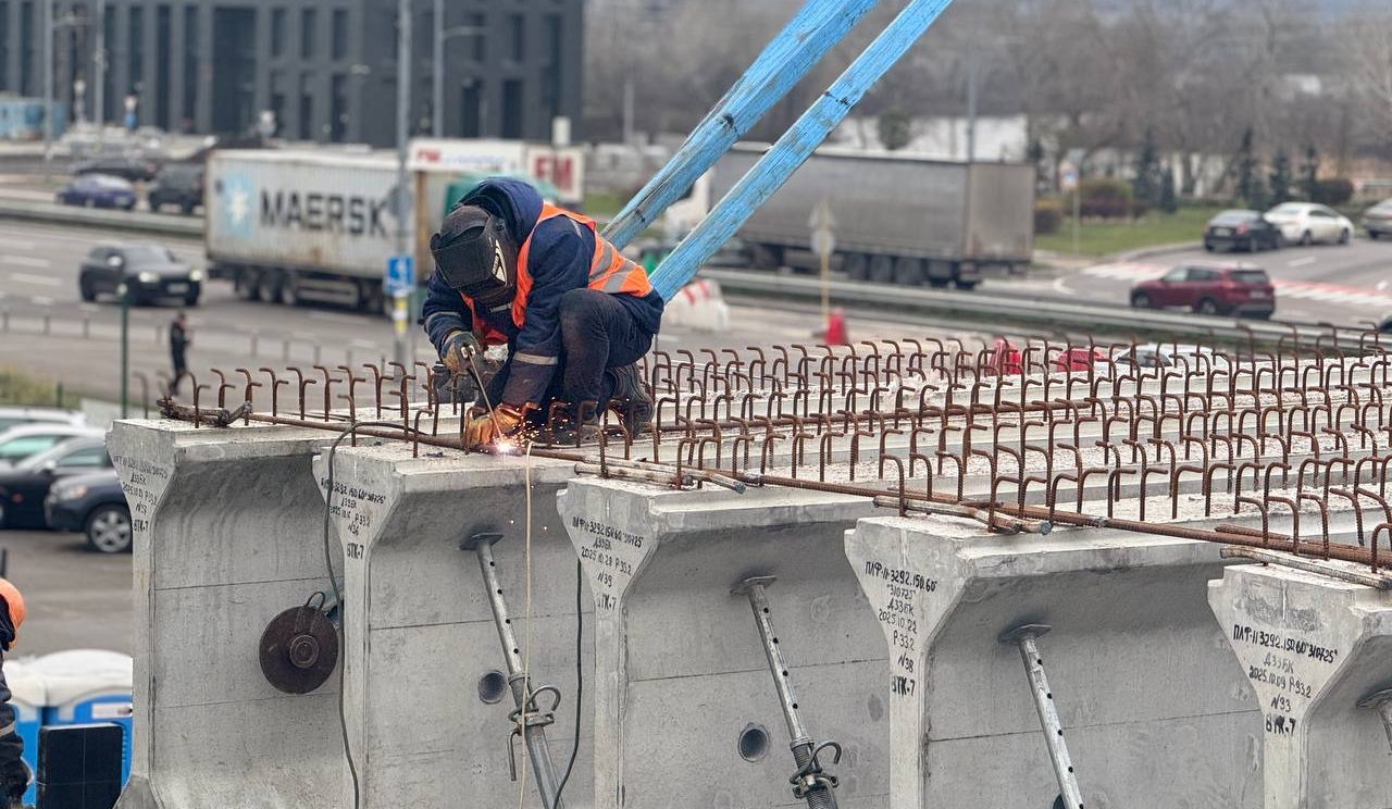 Триває ремонт шляхопроводу біля станції метро "Осокорки": що вже зробили