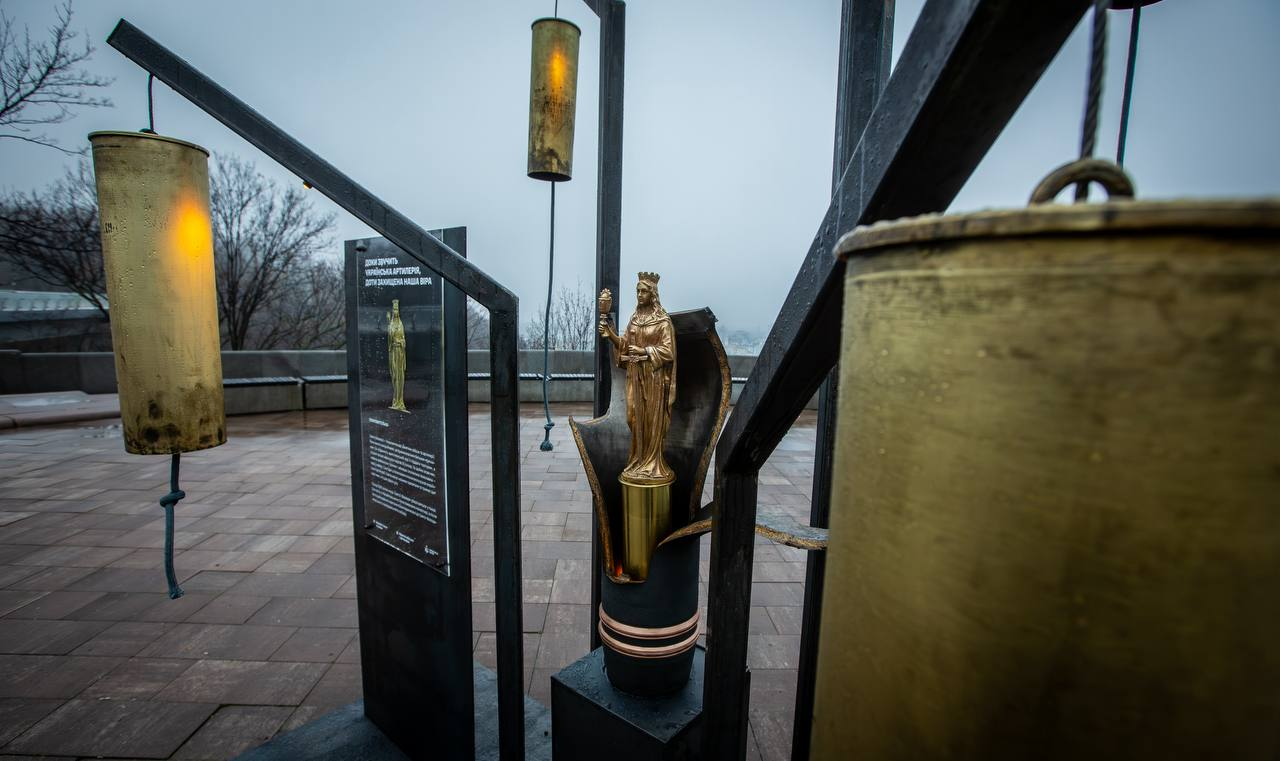 Пам’ятний знак артилеристам і ракетникам облаштували на Алеї захисників у Києві: фото