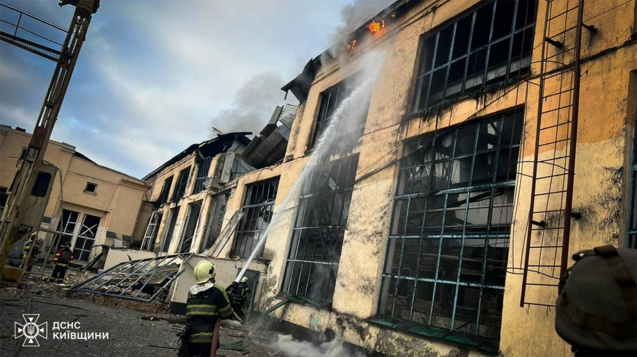 Як виглядає вокзал у Фастові на Київщині, який вночі 6 грудня 2025 року атакували росіяни: фото, відео