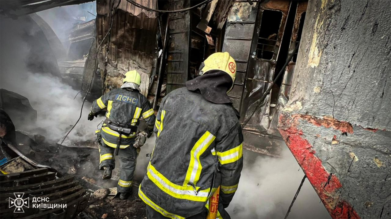 Фото: ДСНС Київщини Як виглядає вокзал у Фастові на Київщині, який вночі 6 грудня 2025 року атакували росіяни: фото, відео