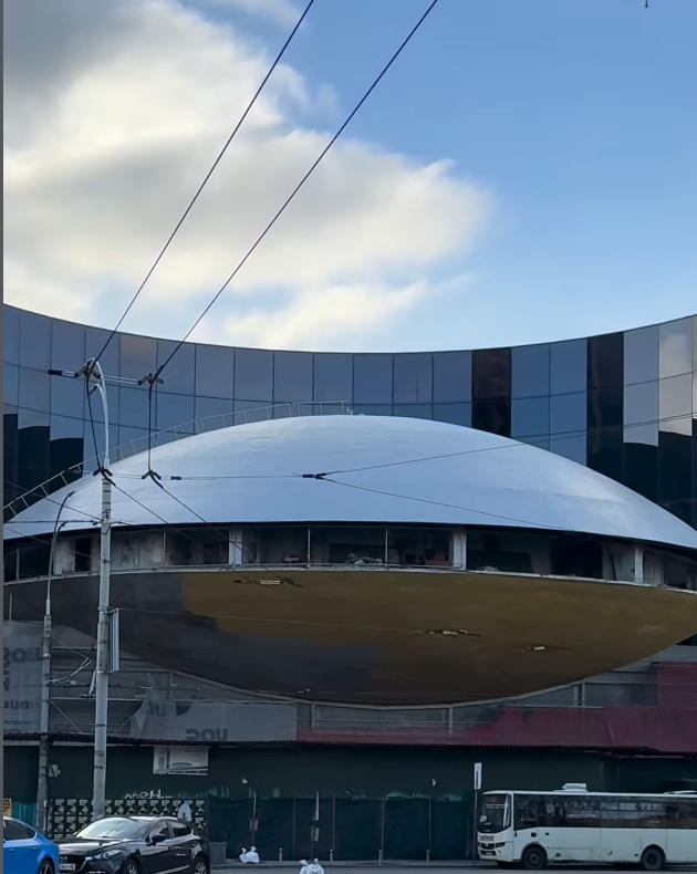 У "Літаючій тарілці" на Либідській демонтували усі вікна. Фото: Ельміра Еттінгер