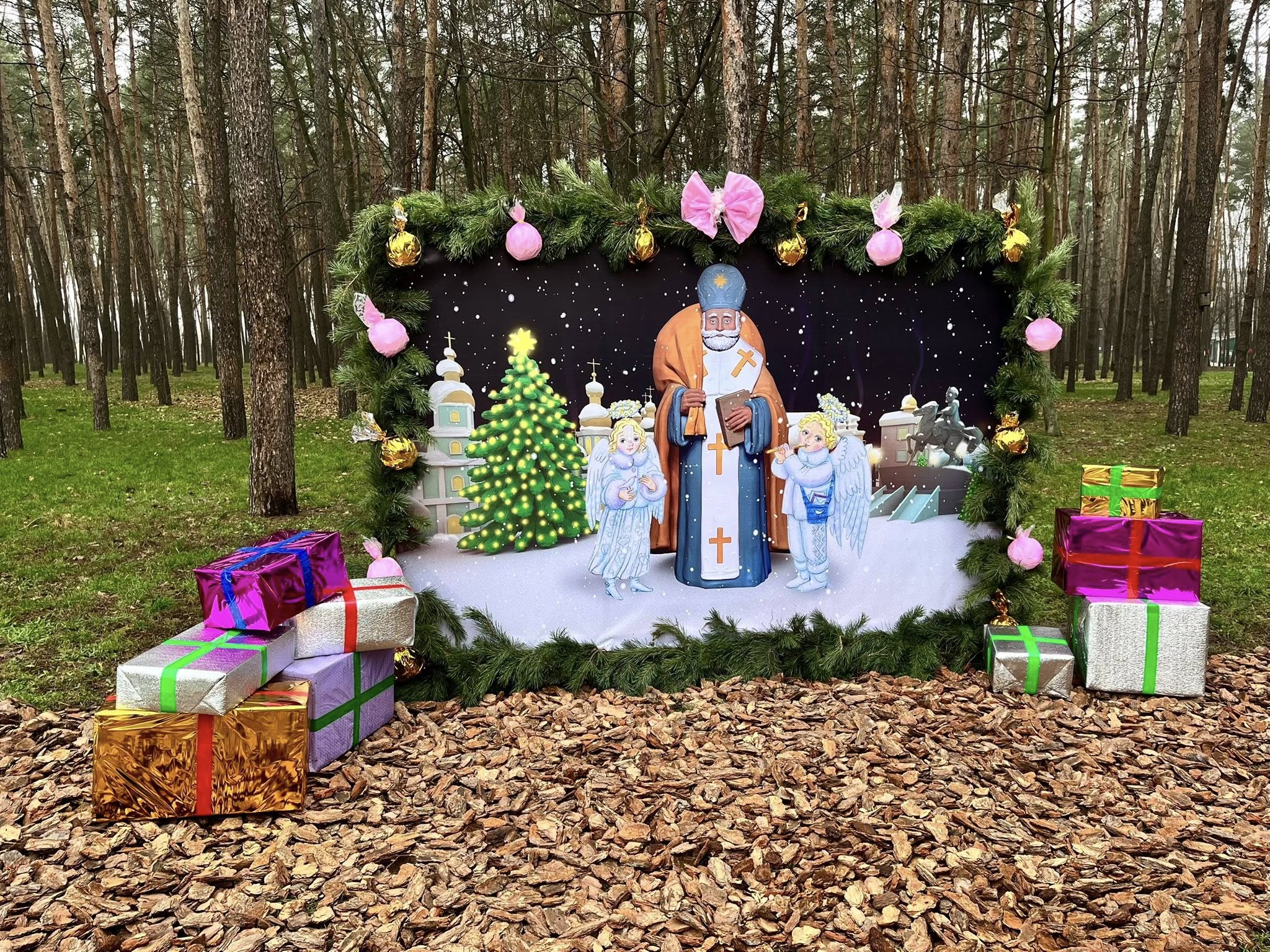 У Києві засяяли святкові ялинки у всіх районах