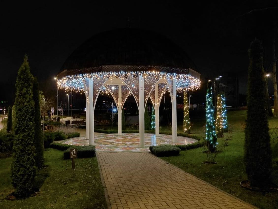 У Києві засяяли святкові ялинки у всіх районах