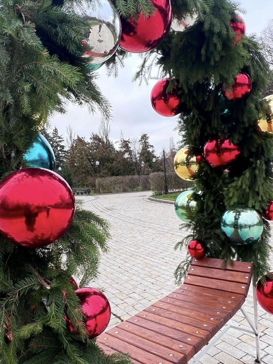 У Києві засяяли святкові ялинки у всіх районах