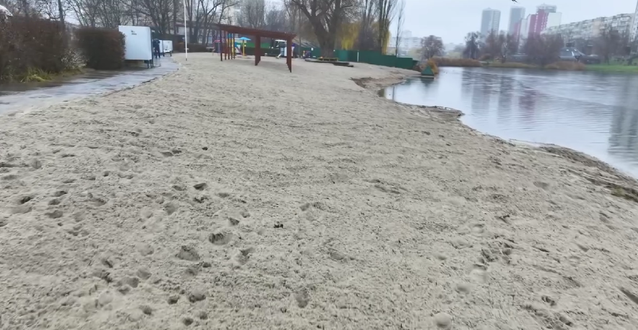 У Києві розпочали відновлення пляжів У Києві розпочали відновлення пляжів