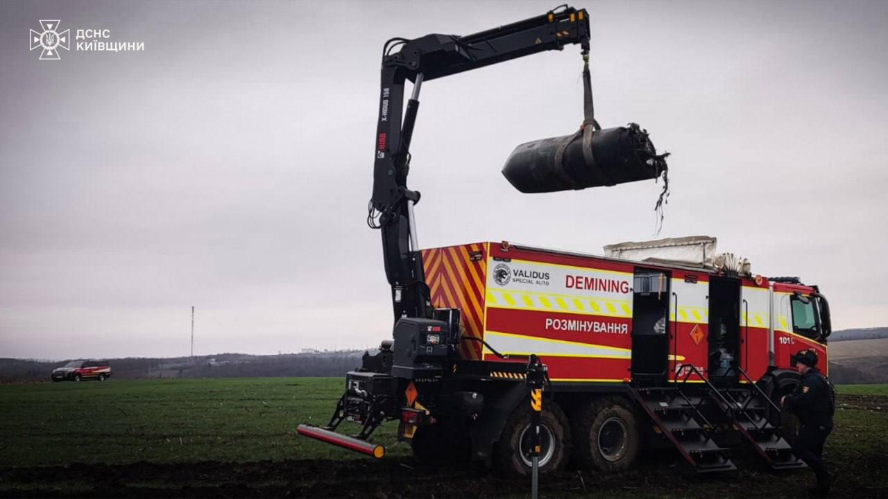 На Київщині виявили уламки російської ракети з бойовою частиною: фото