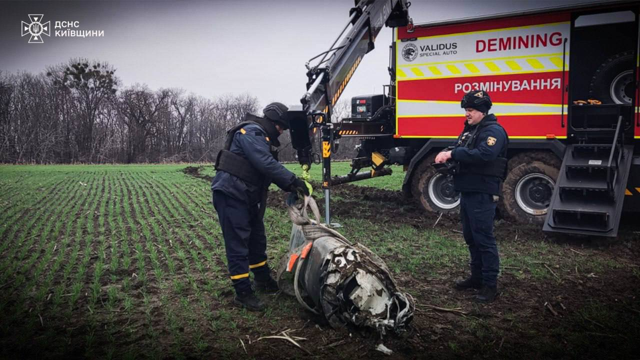 На Київщині виявили уламки російської ракети з бойовою частиною: фото