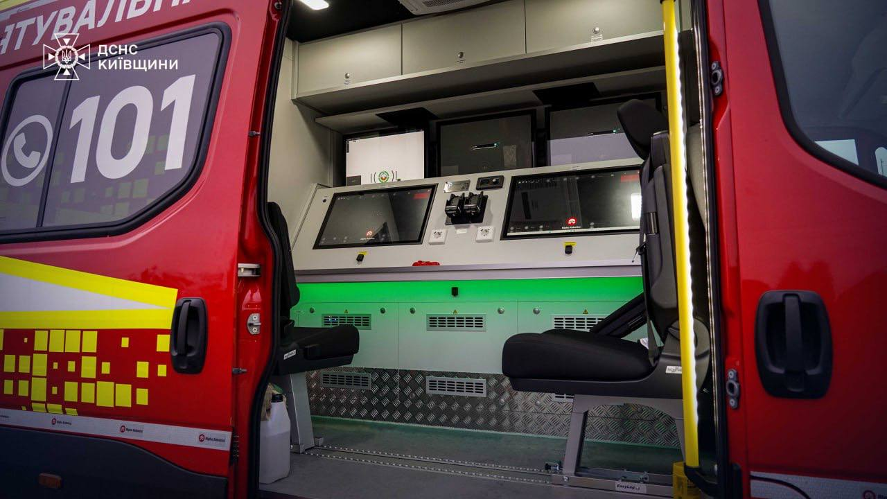 Фото: ДСНС Київщини Надзвичайники Київщини отримали аварійно-рятувальний автомобіль безпілотних систем: фото
