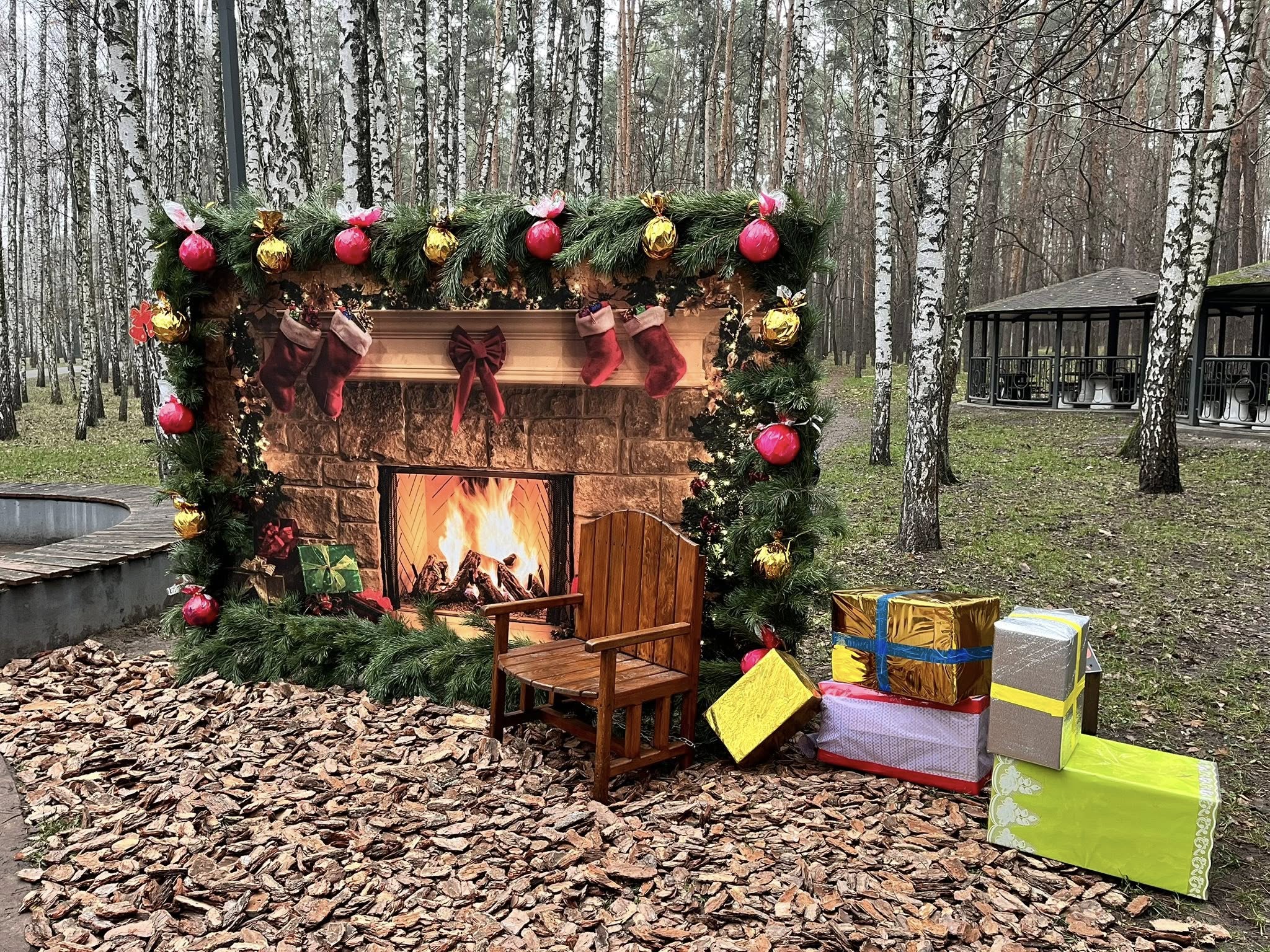 У парку "Совки" в Києві облаштували новорічні фотозони: як вони виглядають