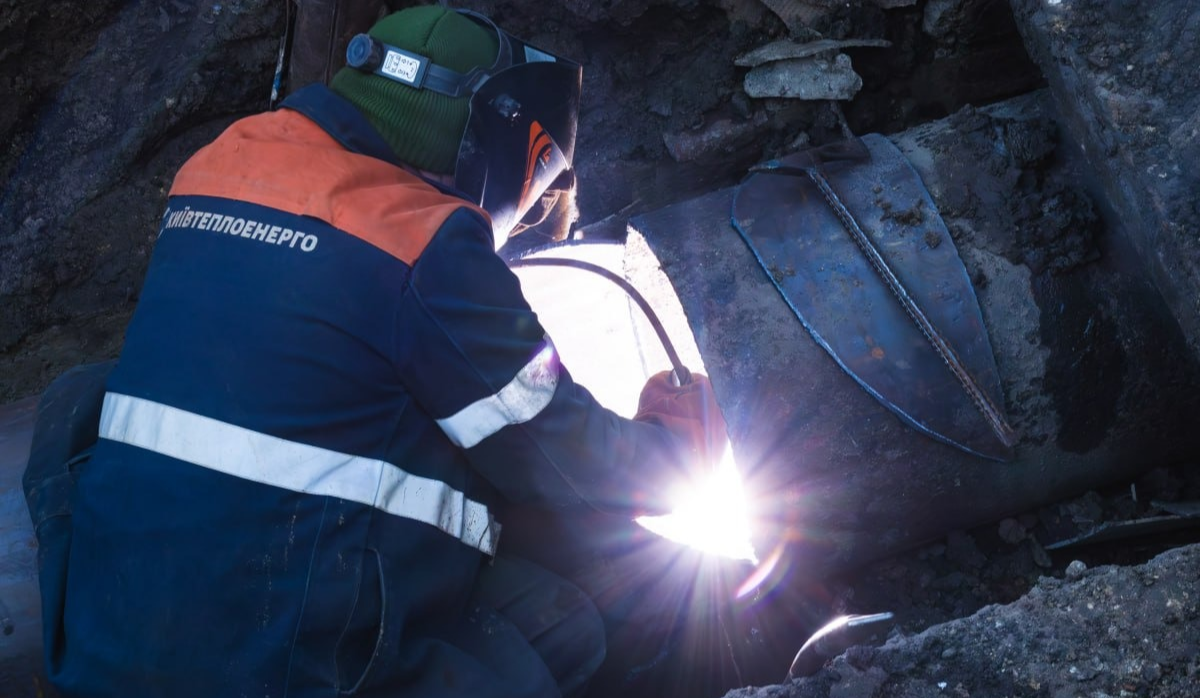 На Голосіївському проспекті ремонтують мережу: без теплопостачання два мікрорайони