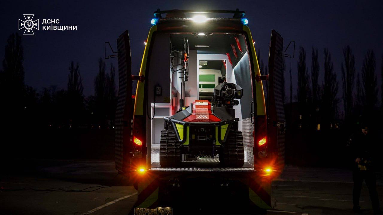 Надзвичайники Київщини отримали аварійно-рятувальний автомобіль безпілотних систем: фото