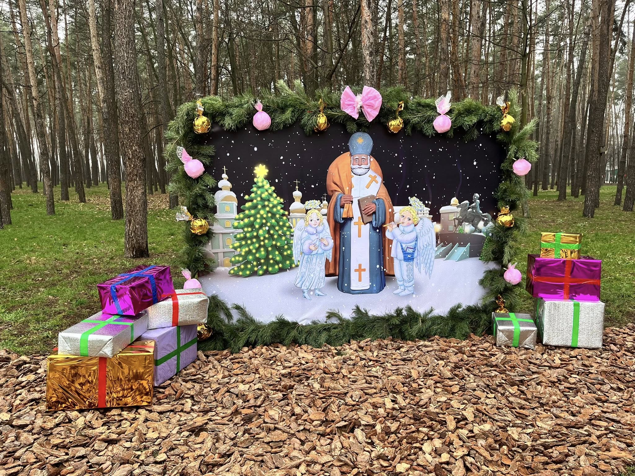 У парку "Совки" в Києві облаштували новорічні фотозони: як вони виглядають