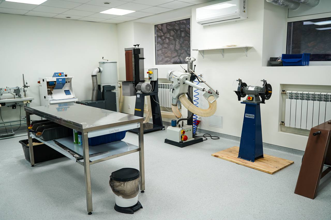 На Київщині запрацювала нова ортезно-протезна лабораторія: деталі