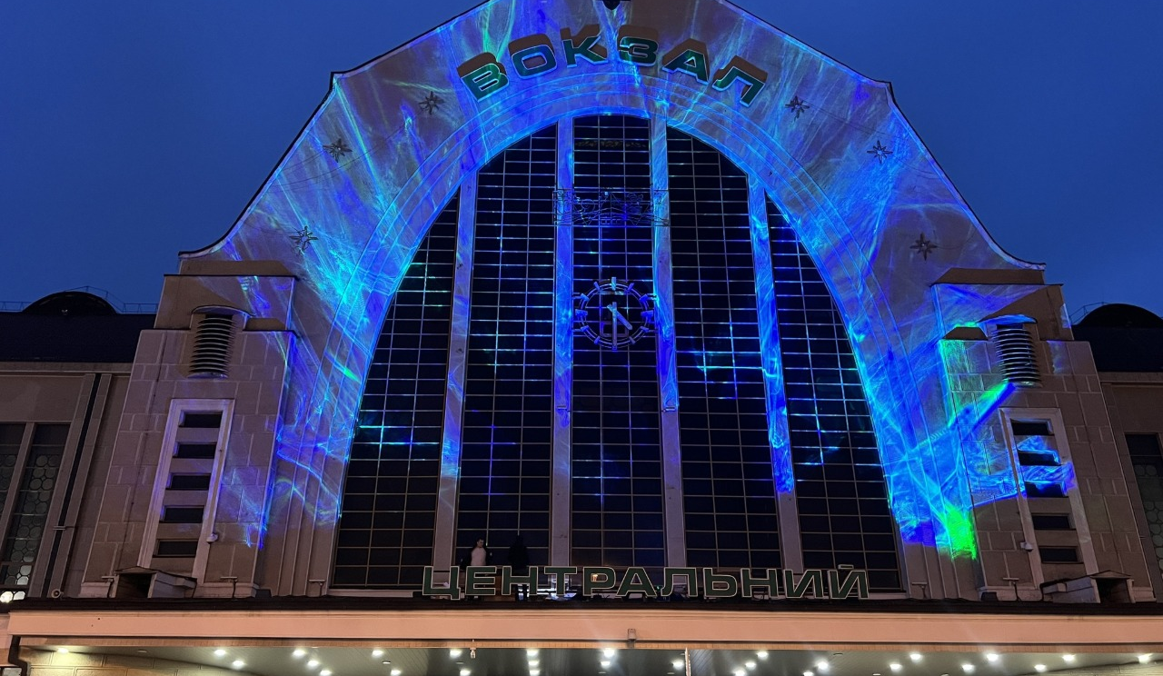 На фасаді Центрального залізничного вокзалу з’явиться світлова інсталяція: подробиці