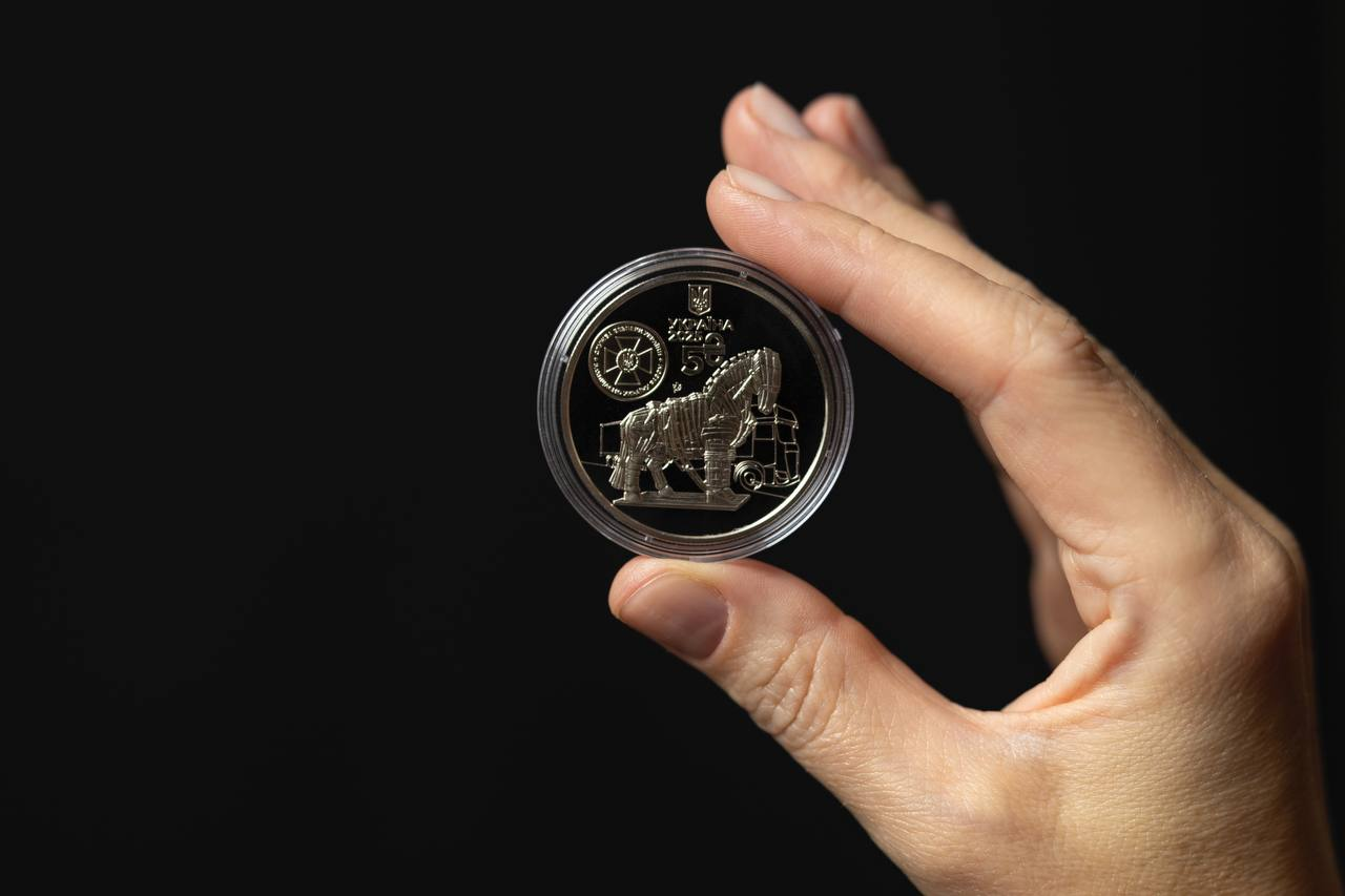 Дизайн монети "СЛУЖБА БЕЗПЕКИ УКРАЇНИ. ЗАХИЩАЄМО УКРАЇНУ РАЗОМ!" Національний банк України випустив монети на честь операції "Павутина" та безпілотників "Magura"