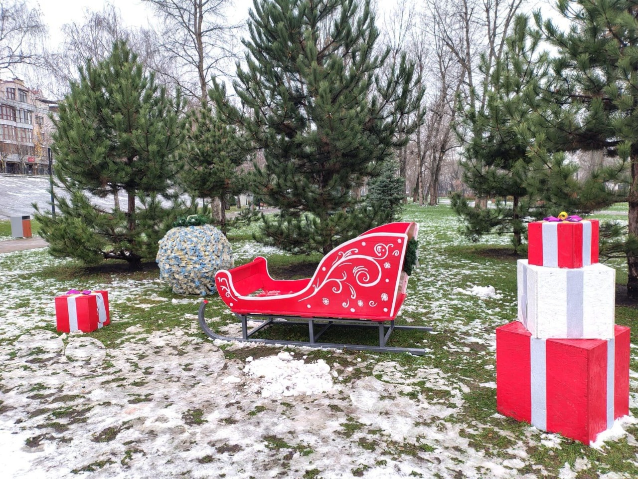 У парку "Наталка" в Києві облаштували святкові фотозони: як вони виглядають