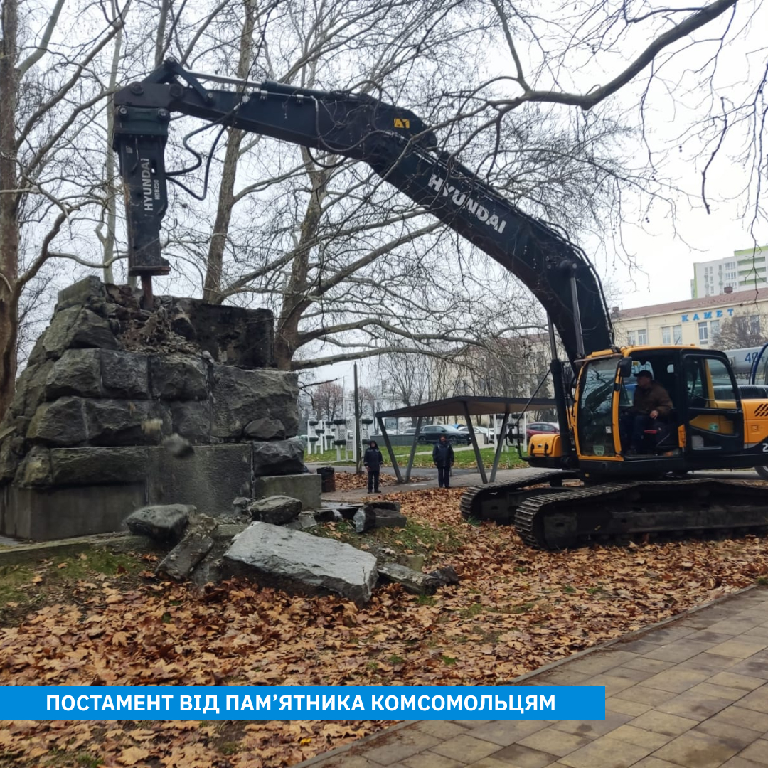 Фото: "Київблагоустрій" У Києві демонтували низку постаментів радянських пам’ятників: фото
