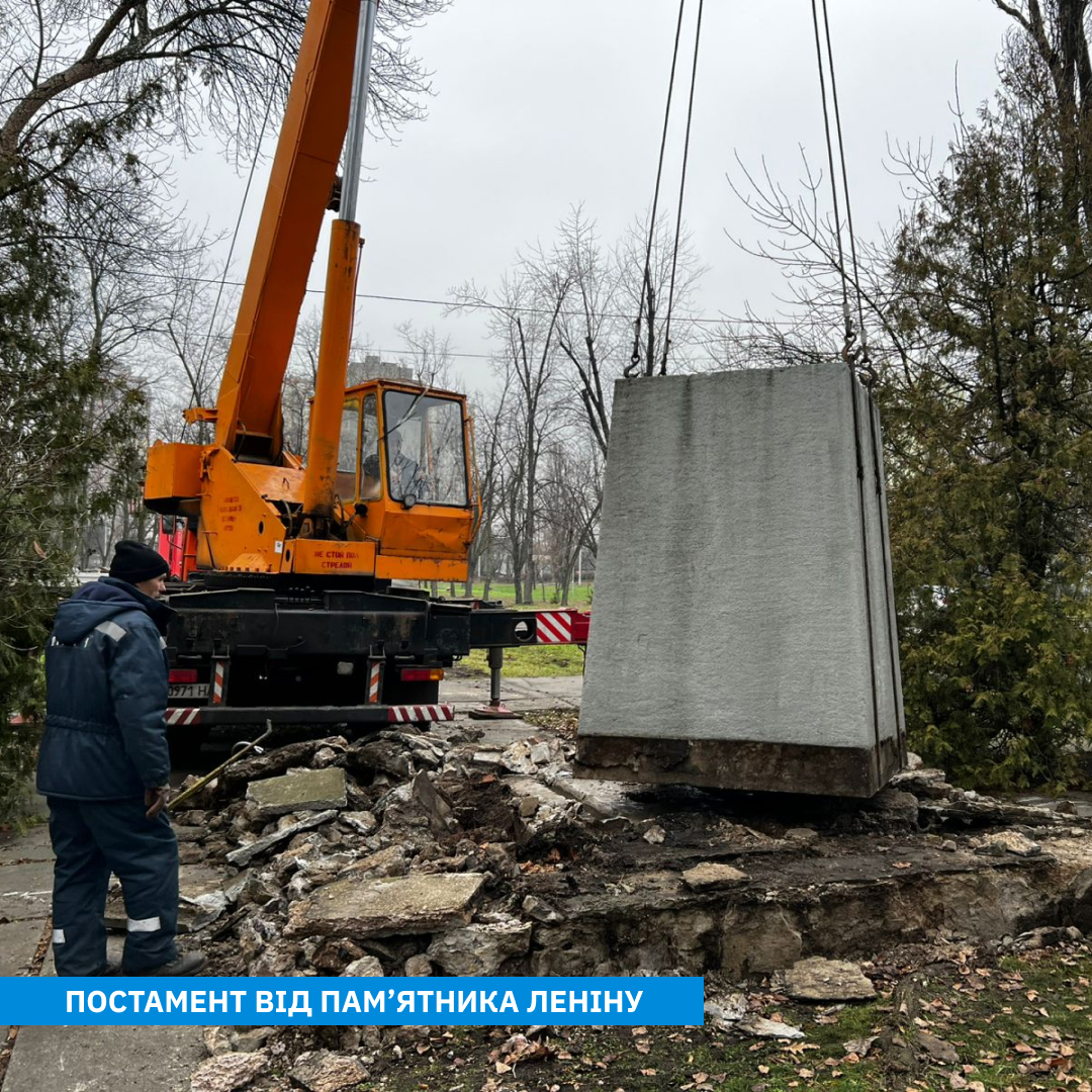 У Києві демонтували низку постаментів радянських пам’ятників: фото