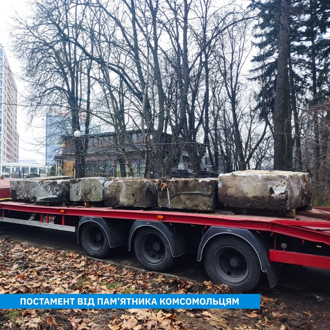 У Києві демонтували низку постаментів радянських пам’ятників: фото