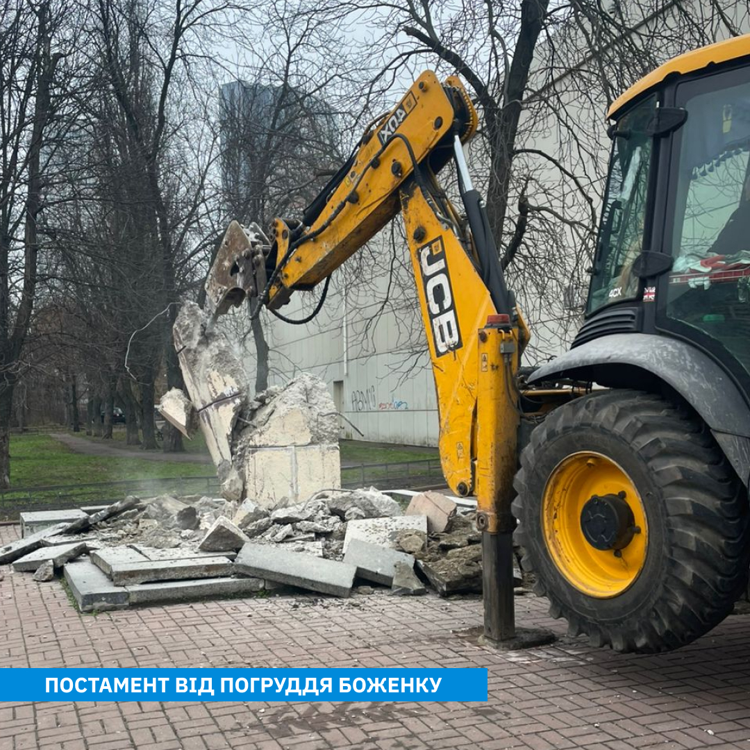 У Києві демонтували низку постаментів радянських пам’ятників: фото