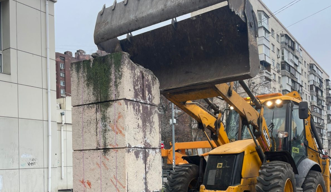 У столиці демонтували низку постаментів радянських пам’ятників: фото