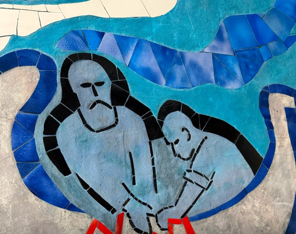 У будівлі Київського річкового вокзалу відреставрували історичні мозаїки: фото