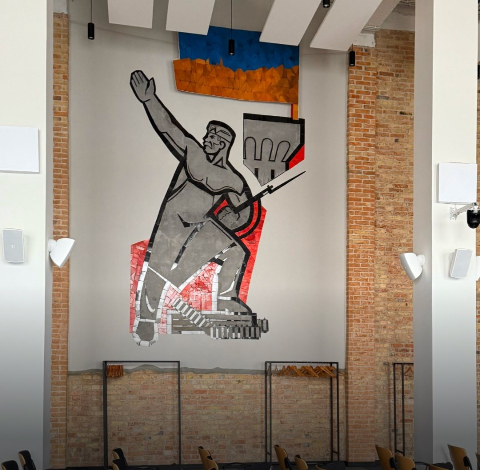 У будівлі Київського річкового вокзалу відреставрували історичні мозаїки: фото