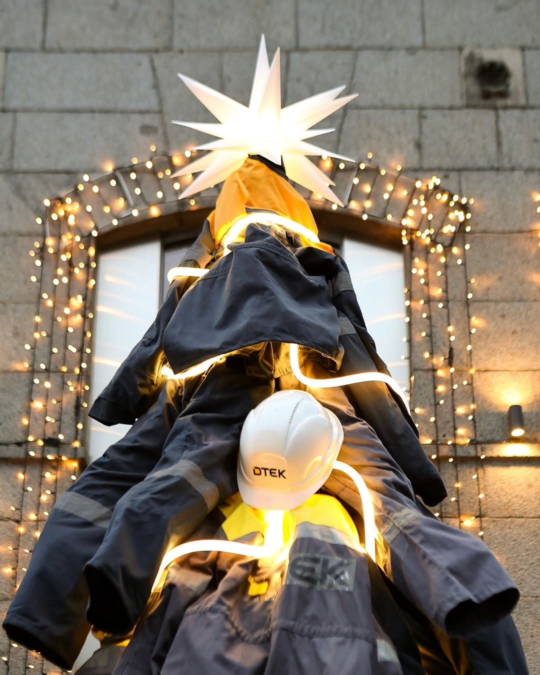 Біля пекарні "Завертайло" у Києві встановили "Ялинку світла", присвячену енергетикам: фото