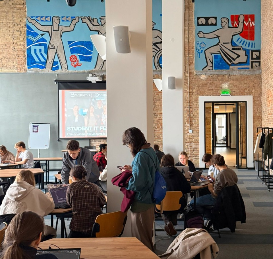 У будівлі Київського річкового вокзалу відреставрували історичні мозаїки: фото