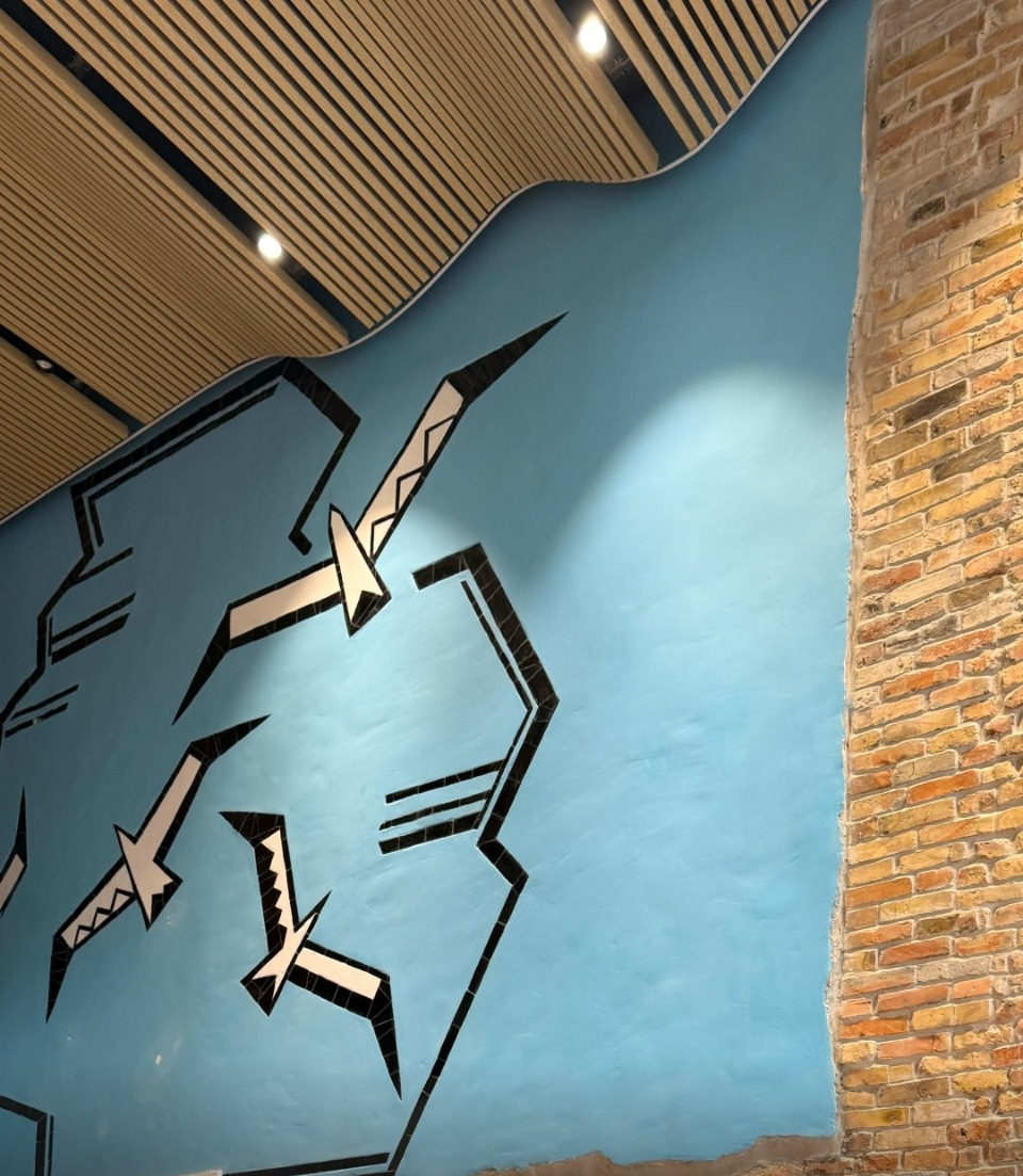 У будівлі Київського річкового вокзалу відреставрували історичні мозаїки: фото