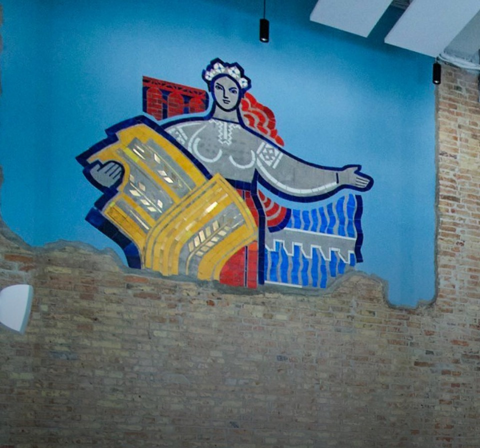 У будівлі Київського річкового вокзалу відреставрували історичні мозаїки: фото