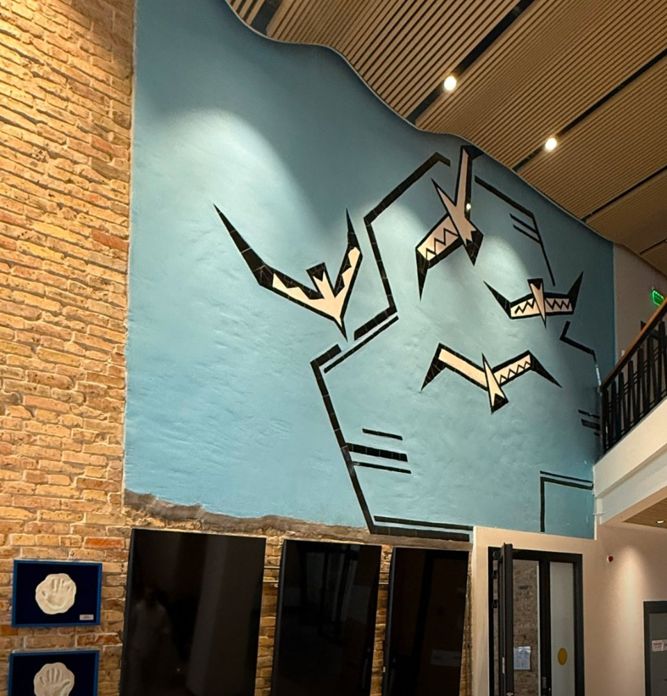 У будівлі Київського річкового вокзалу відреставрували історичні мозаїки: фото