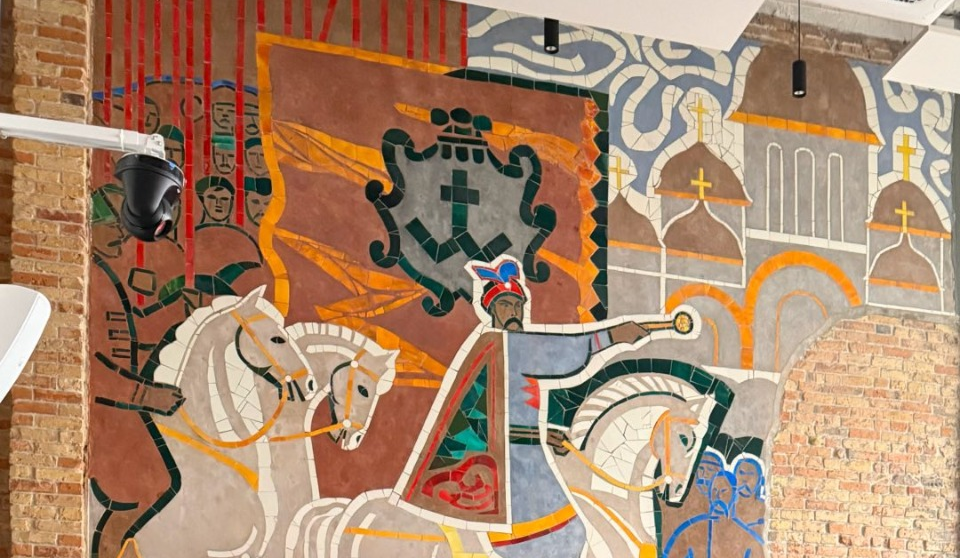 У будівлі Київського річкового вокзалу відреставрували історичні мозаїки: фото