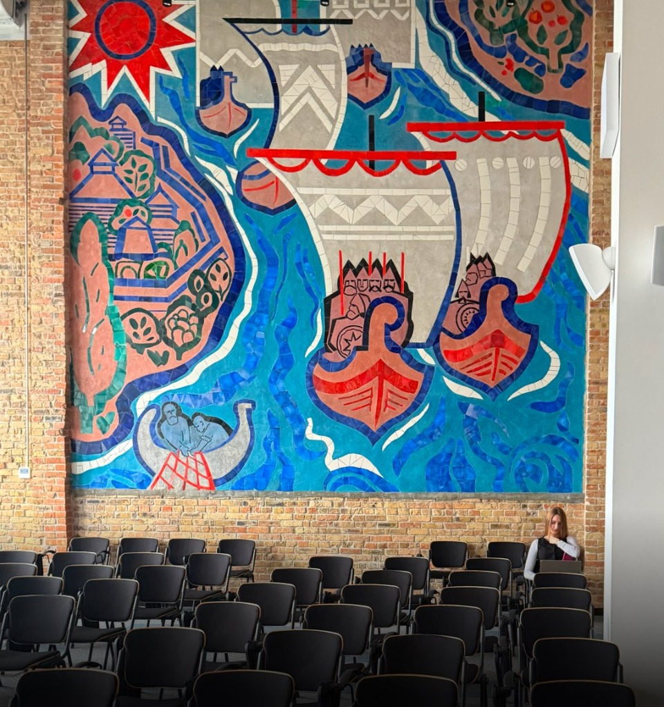 У будівлі Київського річкового вокзалу відреставрували історичні мозаїки: фото