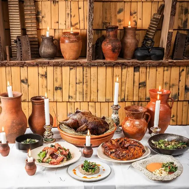 Новорічні кошики 2025-2026: де замовити готові страви до святкового столу