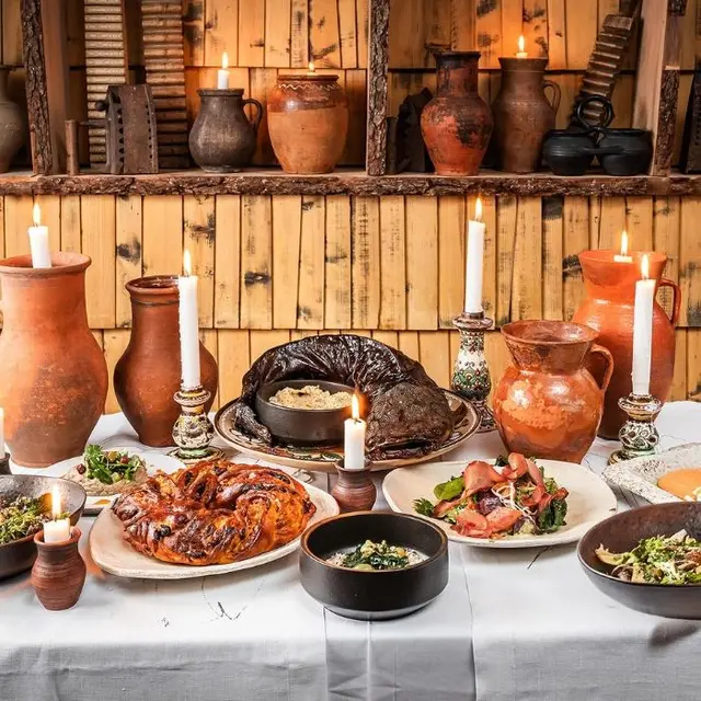 Новорічні кошики 2025-2026: де замовити готові страви до святкового столу